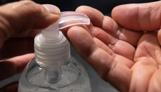 Quelle est la différence entre une solution hydroalcoolique et un gel hydroalcoolique ?