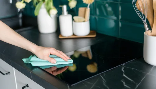 Comment dépoussiérer efficacement vos sols et surfaces ? 
