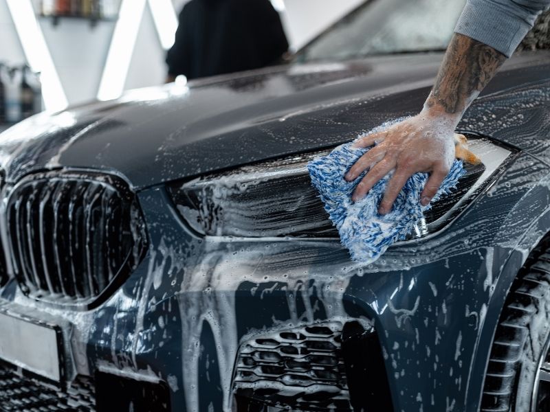 Peut-on laver sa voiture avec du produit vaisselle ?