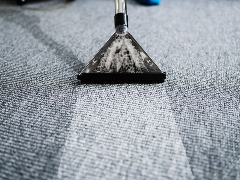 Comment nettoyer une moquette ? Les produits et machines indispensables